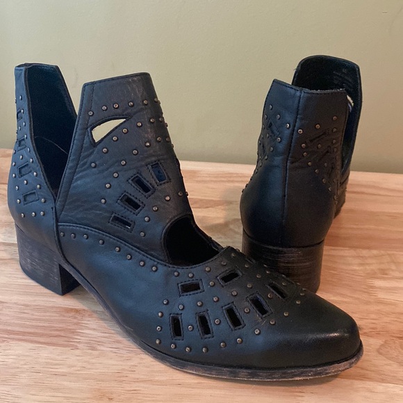 Sbicca Leather Studded Laser cutouts Heeled Booties Vintage Collection - Picture 9 of 9